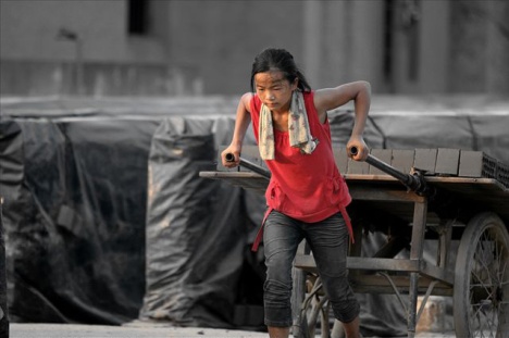 china-poor-rural-girl-03-pulling-cart